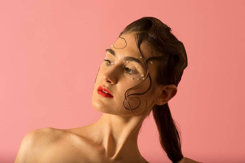 Макияж с блестками и камнями - в тренде 2019 года