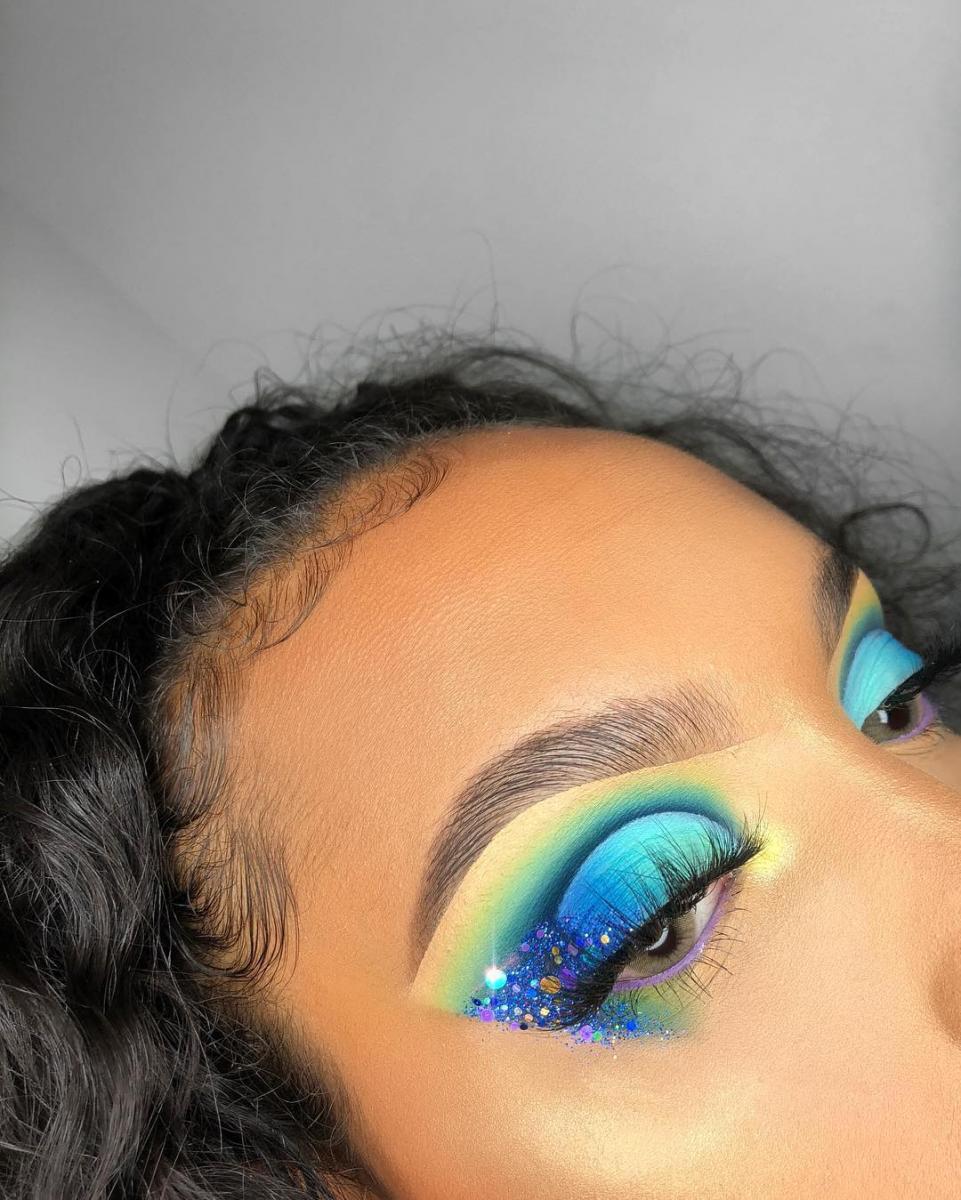 Макияж с блестками и камнями - в тренде 2019 года