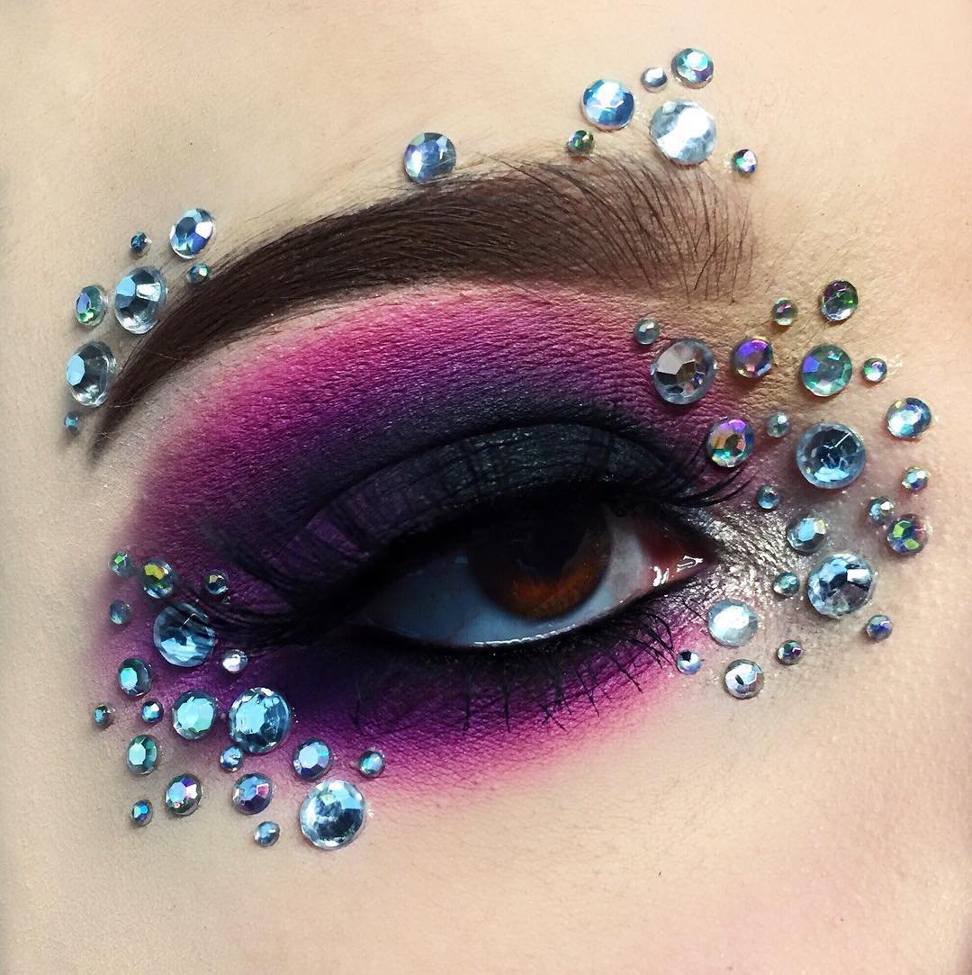 Макияж с блестками и камнями - в тренде 2019 года