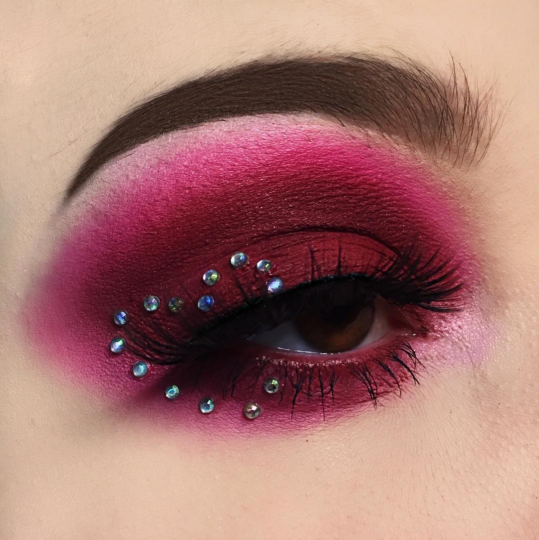 Макияж с блестками и камнями - в тренде 2019 года