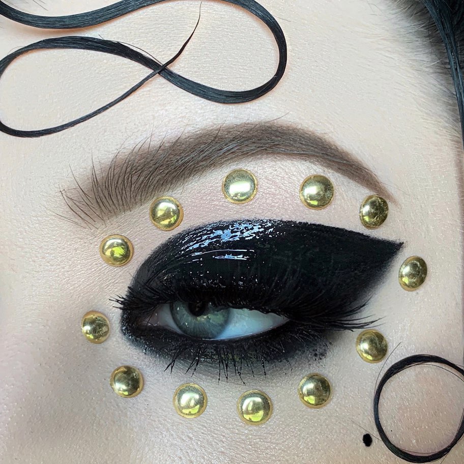 Макияж с блестками и камнями - в тренде 2019 года