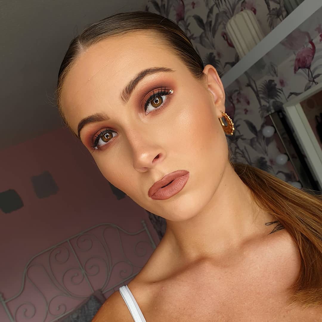 Макияж с блестками и камнями - в тренде 2019 года