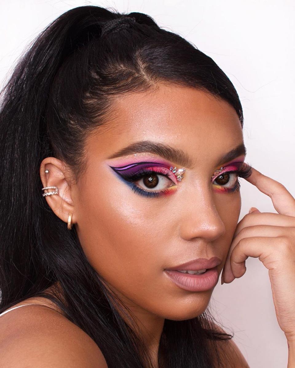 Макияж с блестками и камнями - в тренде 2019 года