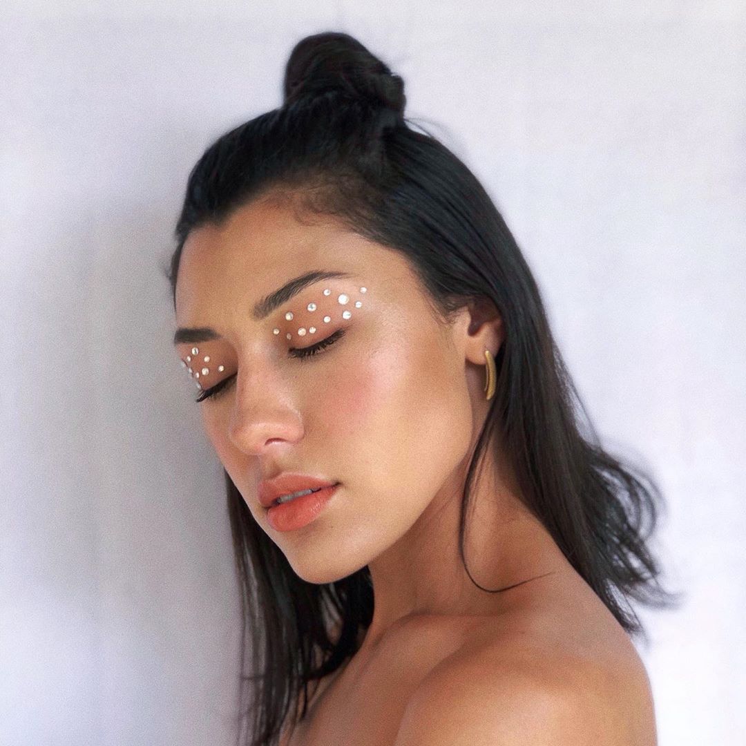 Макияж с блестками и камнями - в тренде 2019 года