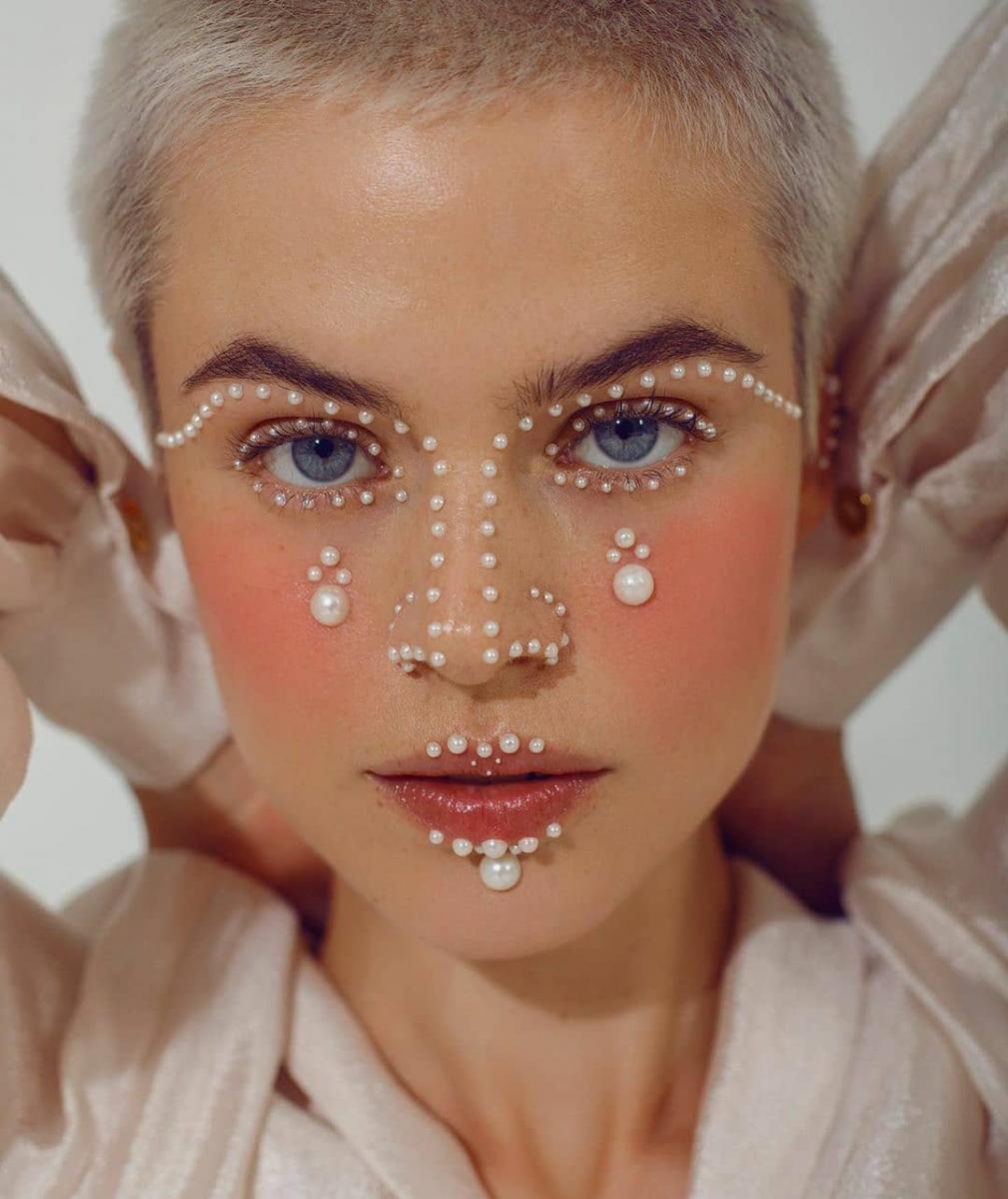 Макияж с блестками и камнями - в тренде 2019 года