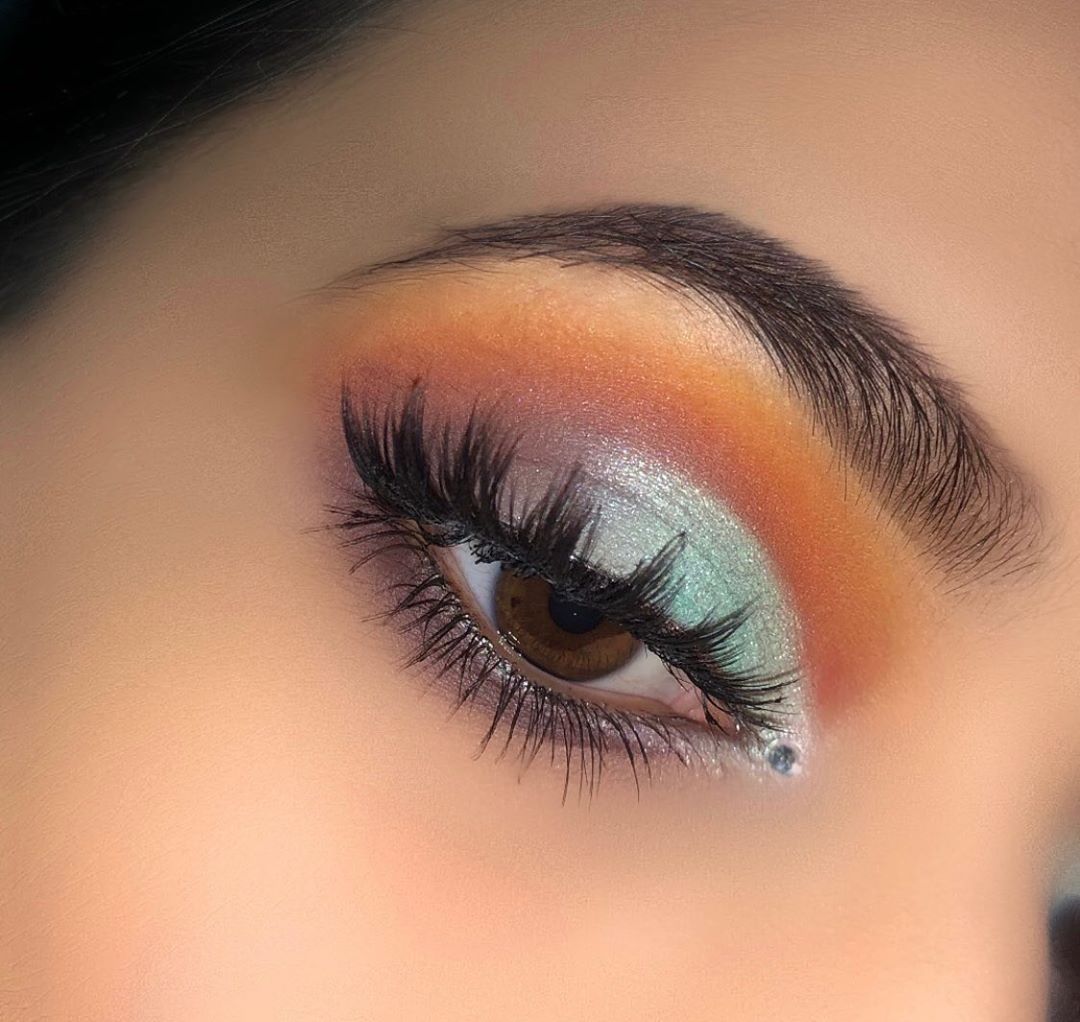 Макияж с блестками и камнями - в тренде 2019 года