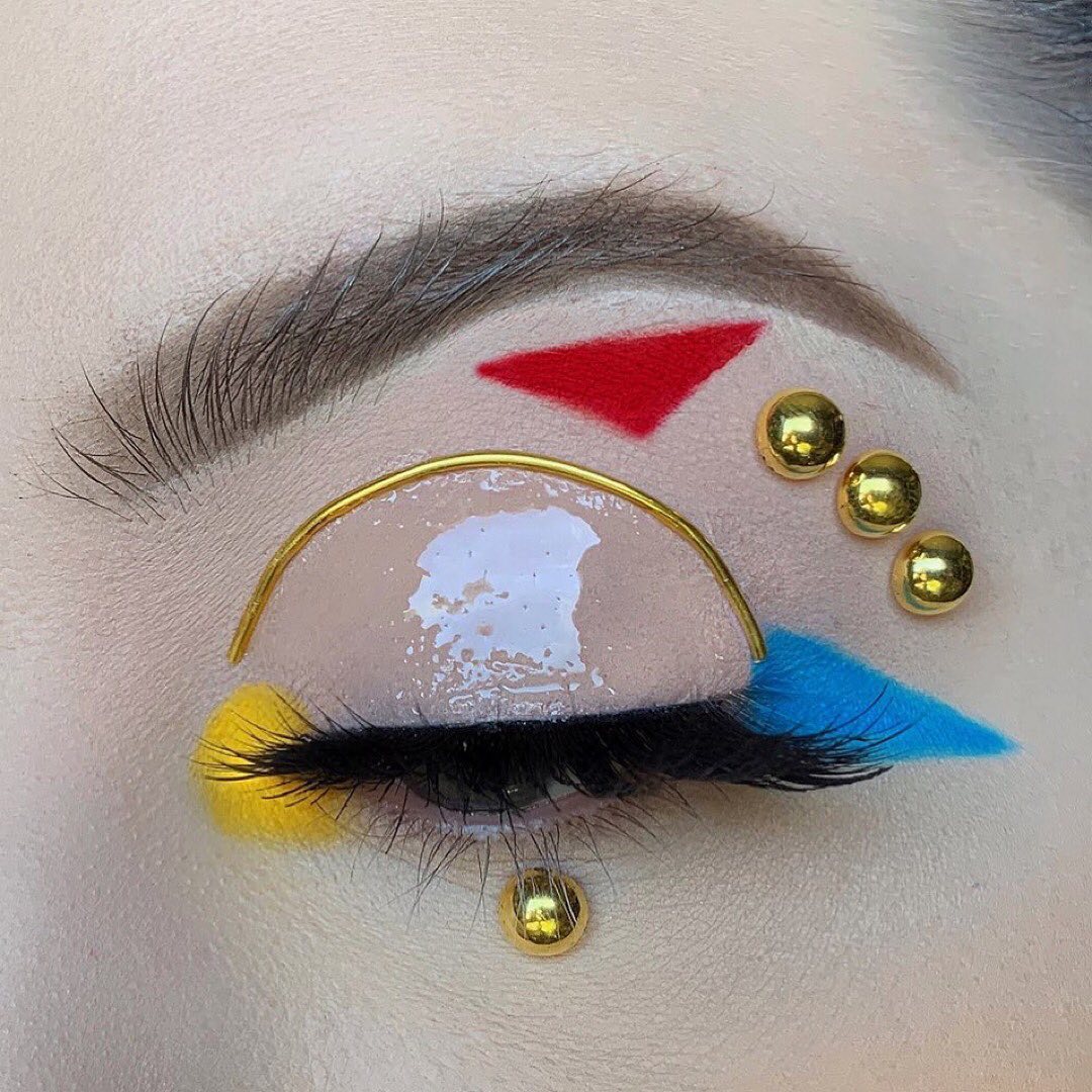 Макияж с блестками и камнями - в тренде 2019 года