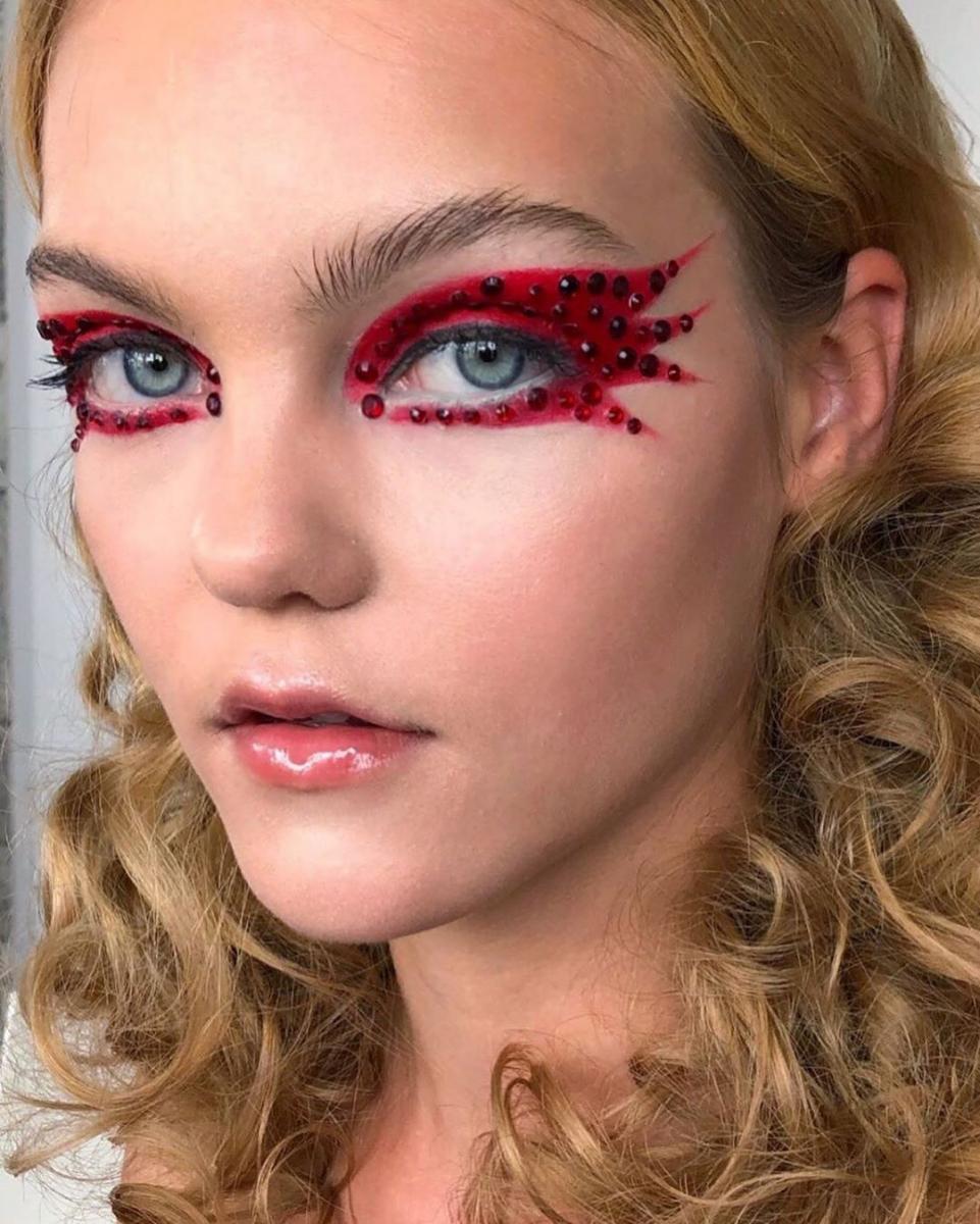 Макияж с блестками и камнями - в тренде 2019 года