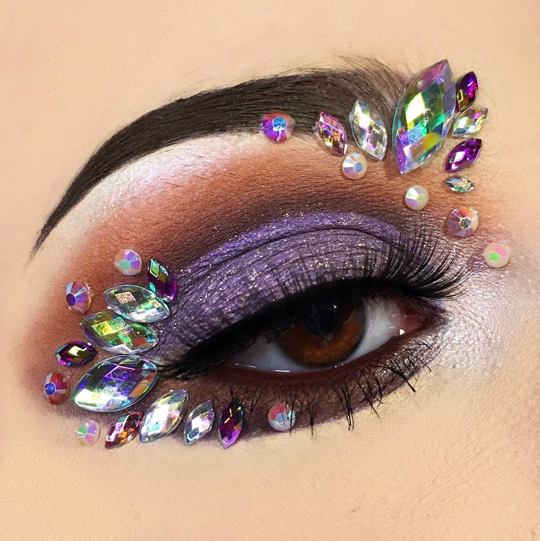 Макияж с блестками и камнями - в тренде 2019 года