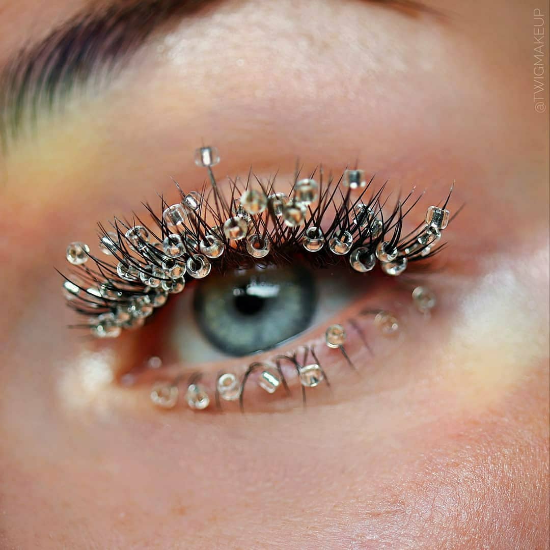 Макияж с блестками и камнями - в тренде 2019 года