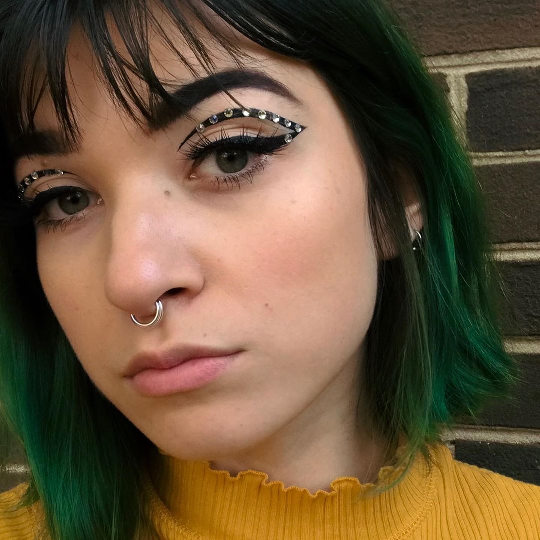 Макияж с блестками и камнями - в тренде 2019 года