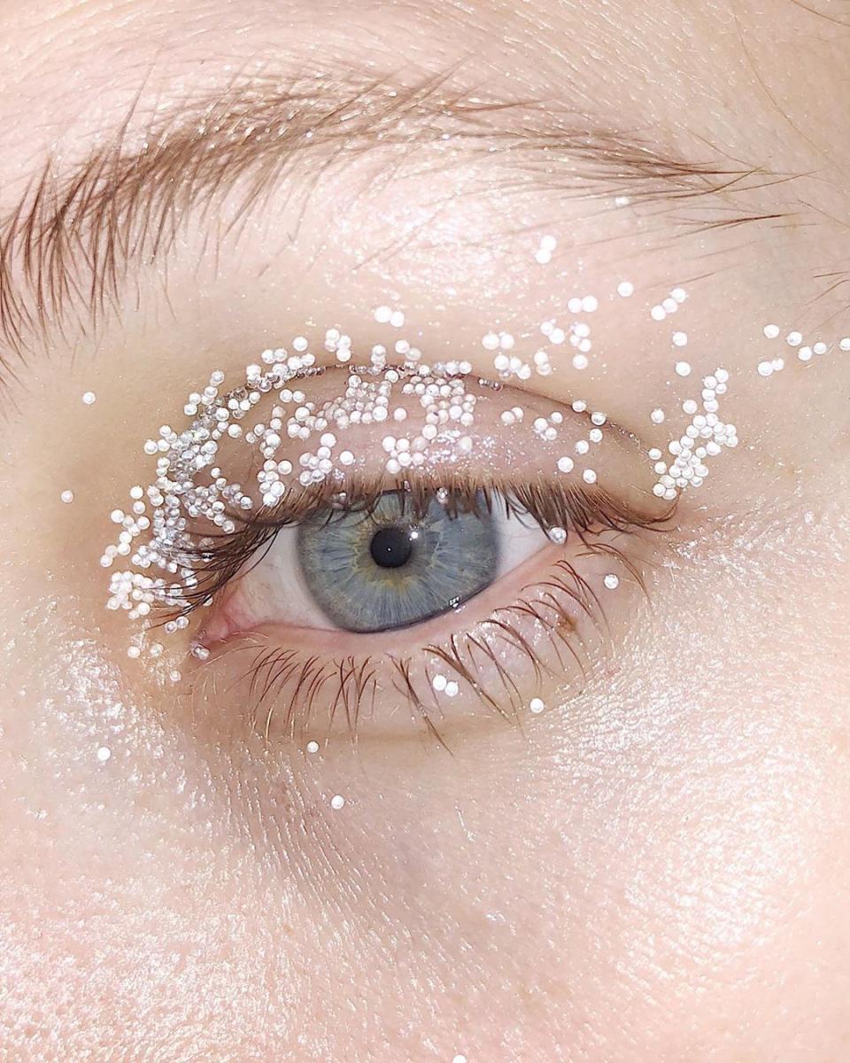 Макияж с блестками и камнями - в тренде 2019 года