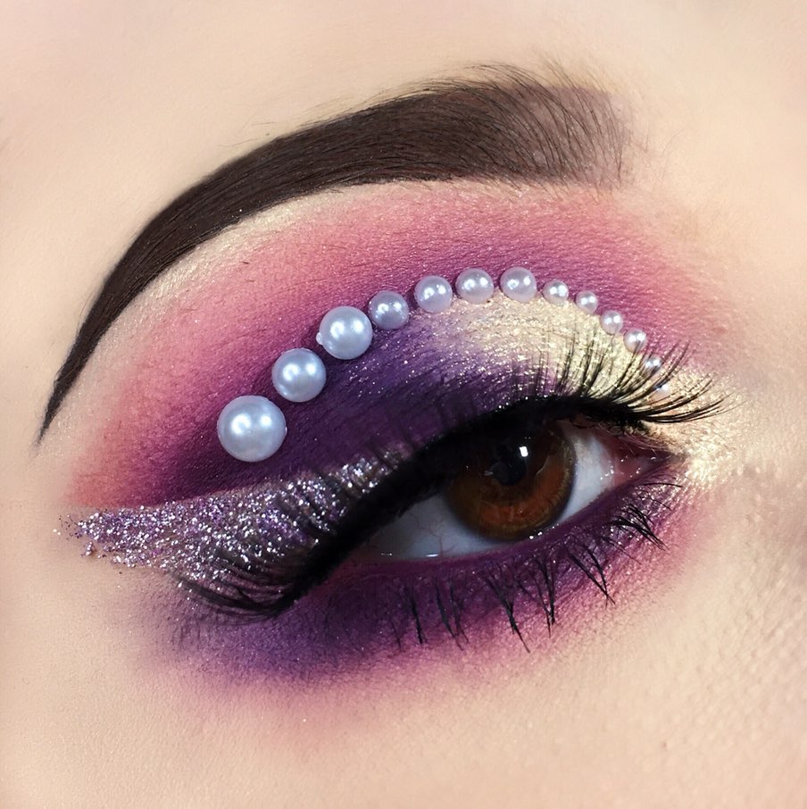 Макияж с блестками и камнями - в тренде 2019 года