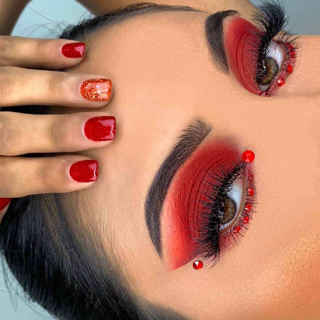 Макияж с блестками и камнями - в тренде 2019 года