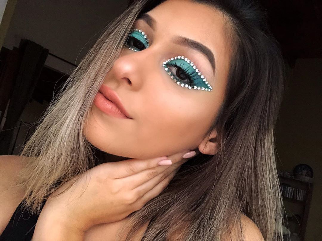 Макияж с блестками и камнями - в тренде 2019 года