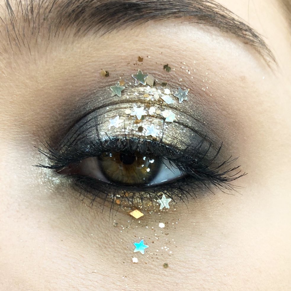 Макияж с блестками и камнями - в тренде 2019 года