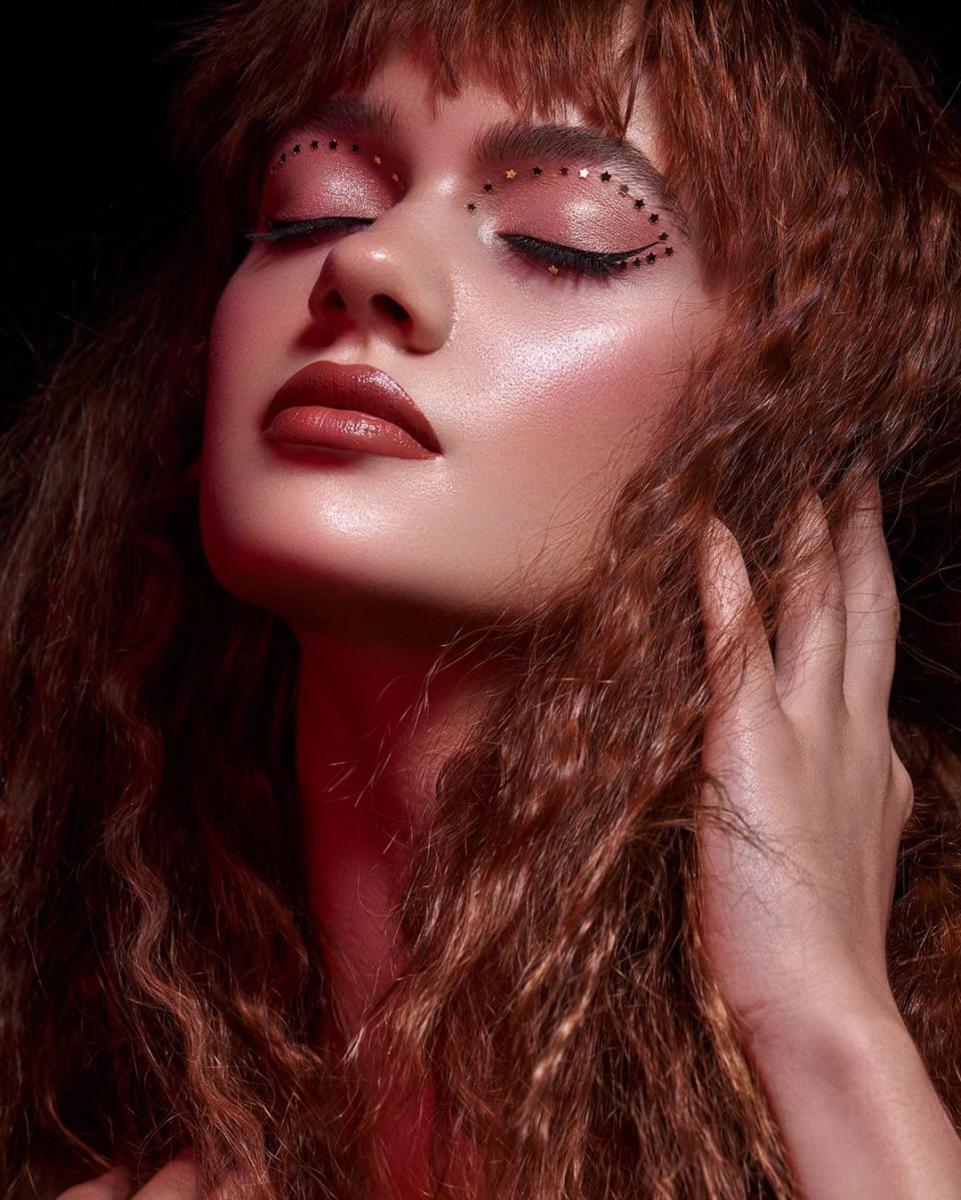 Макияж с блестками и камнями - в тренде 2019 года