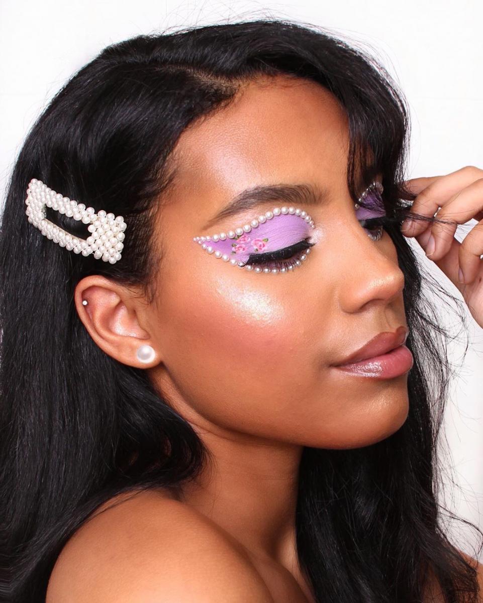 Макияж с блестками и камнями - в тренде 2019 года