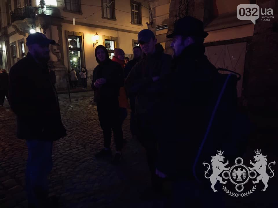 Во Львове разбили гитару уличному музыканту, который пел на русском языке