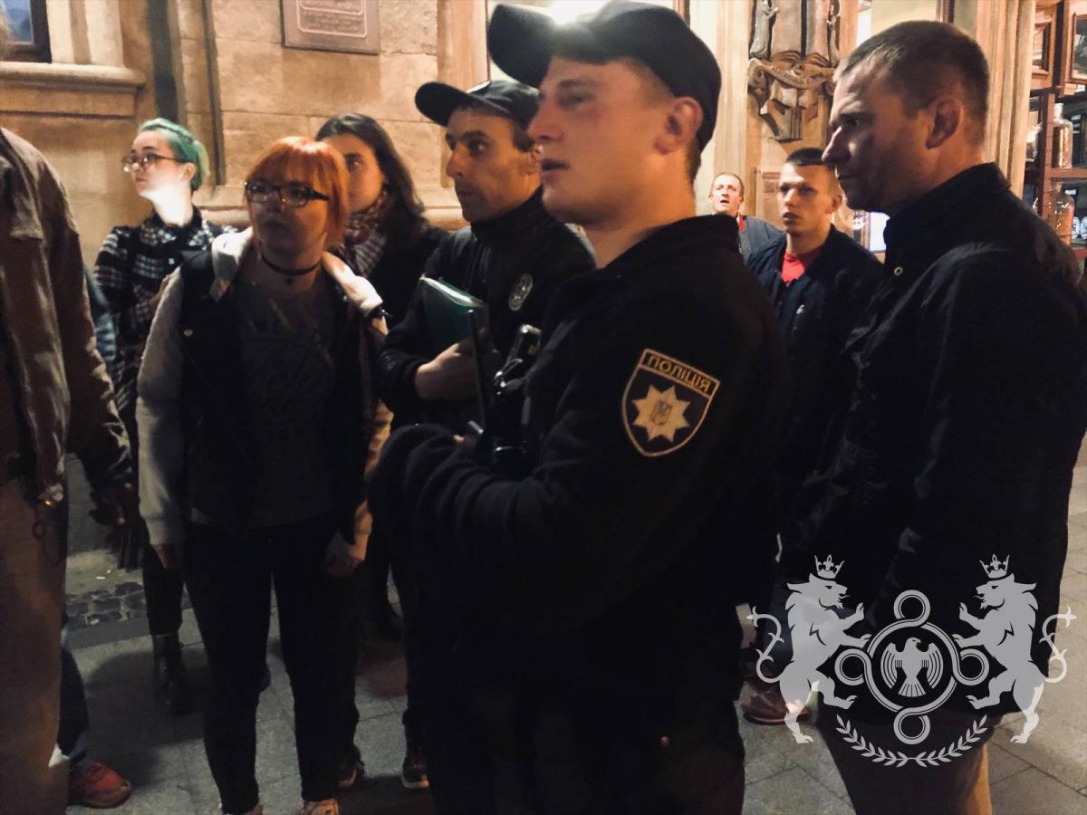 Во Львове разбили гитару уличному музыканту, который пел на русском языке