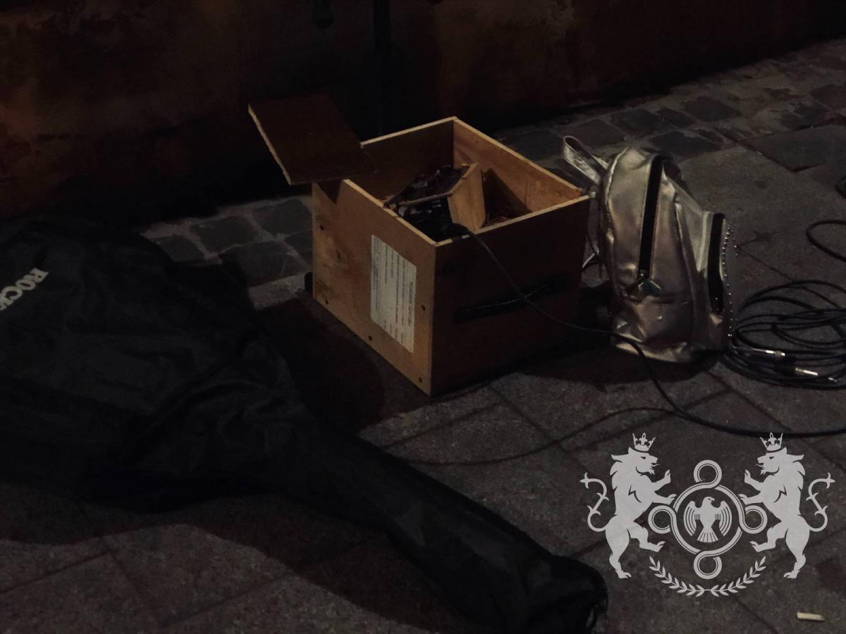 Во Львове разбили гитару уличному музыканту, который пел на русском языке