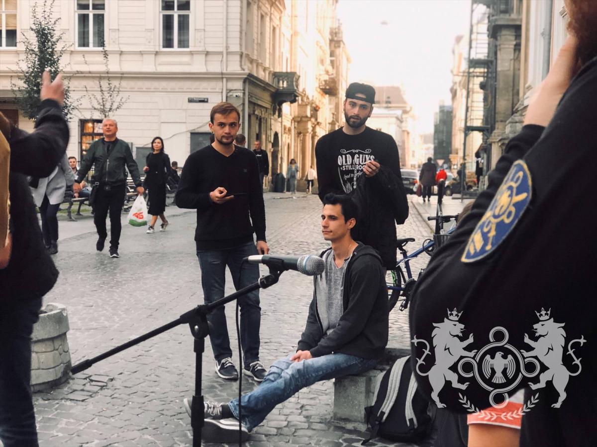 Во Львове разбили гитару уличному музыканту, который пел на русском языке