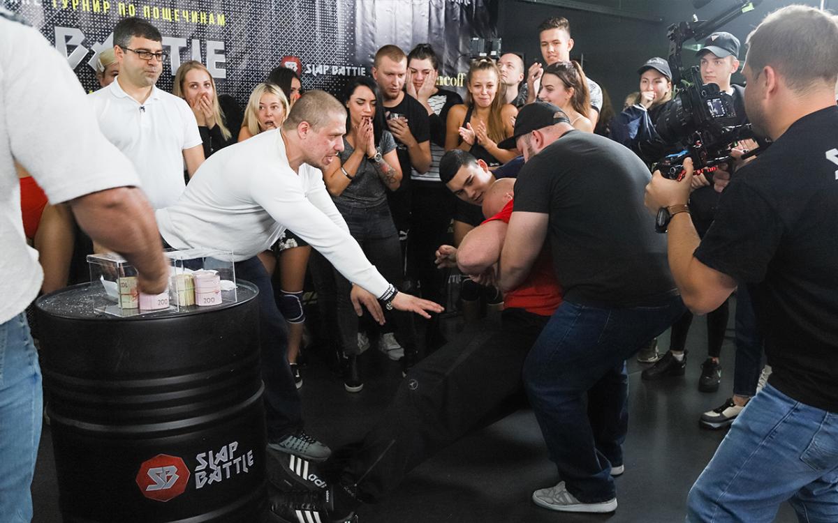 Слеп-баттл, турнир по пощечинам для сильных и выносливых. Слеп-баттл, турнир по пощечинам для сильных и выносливых.