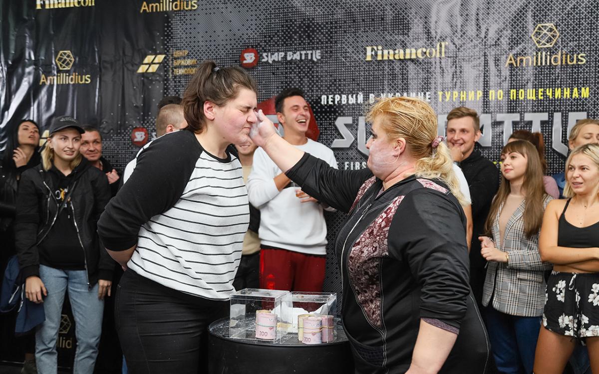 Международный турнир Слеп-баттл украсил зрелищный женский поединок. Международный турнир Слеп-баттл украсил зрелищный женский поединок.