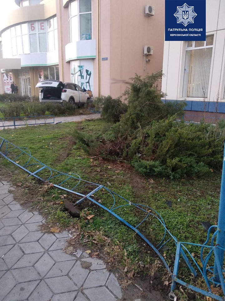 В Херсоне женщина на внедорожнике влетела в магазин