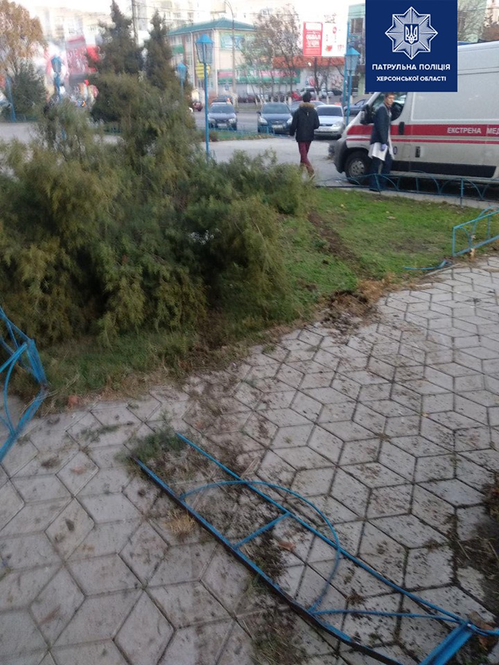 В Херсоне женщина на внедорожнике влетела в магазин