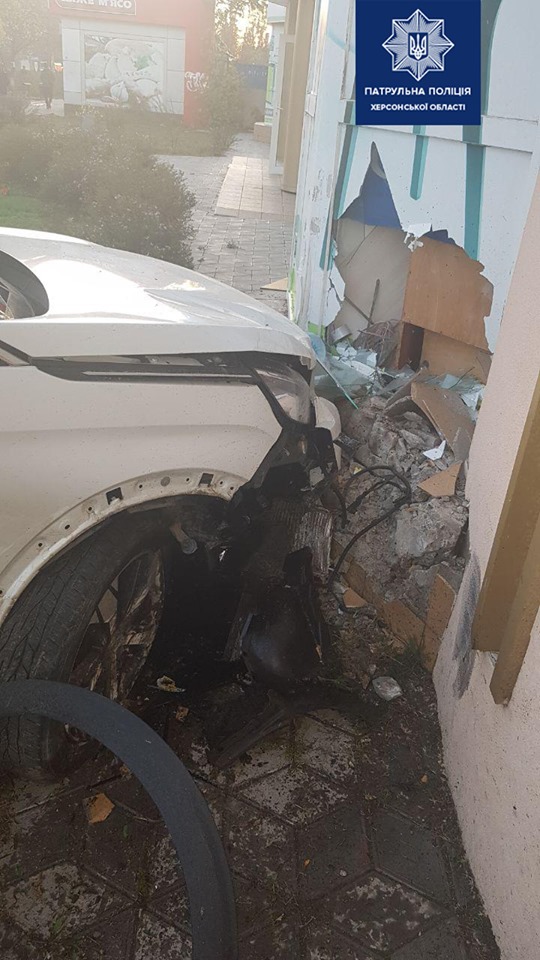 В Херсоне женщина на внедорожнике влетела в магазин