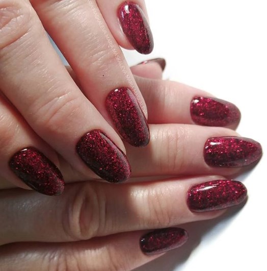 Модный бордовый маникюр