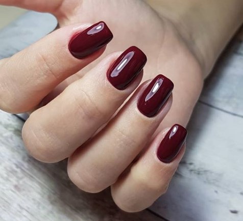 Модный бордовый маникюр