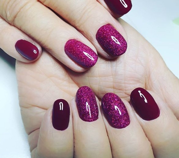 Модный бордовый маникюр
