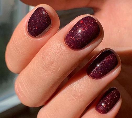 Модный бордовый маникюр