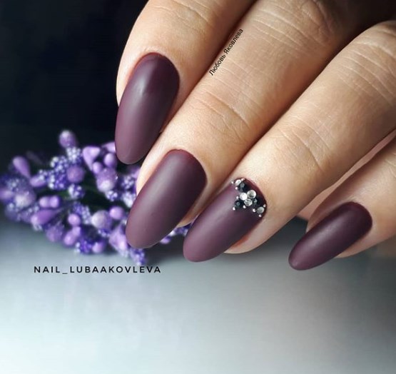 Модvный бордовый маникюр