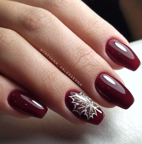 Модный бордовый маникюр