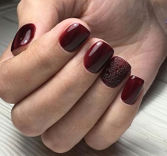 Модный бордовый маникюр