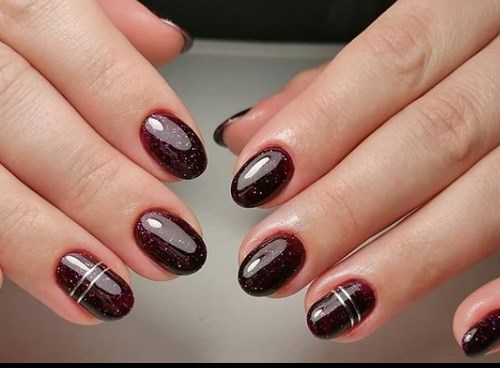 Модный бордовый маникюр