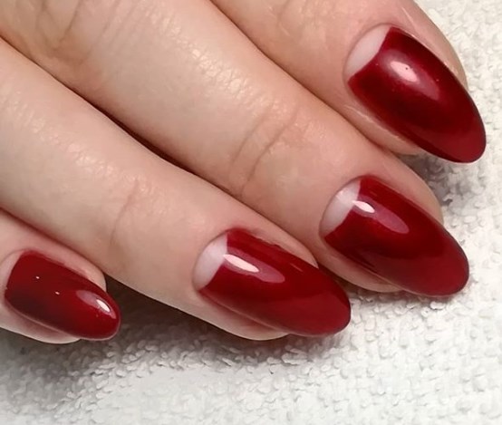Модный бордовый маникюр