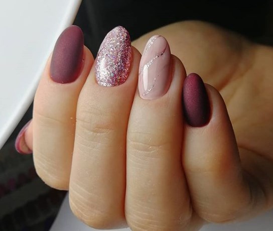 Модный бордовый маникюр