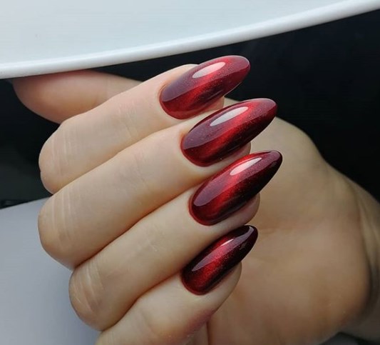 Модный бордовый маникюр