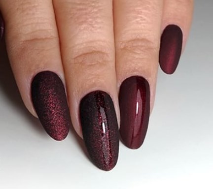 Модный бордовый маникюр
