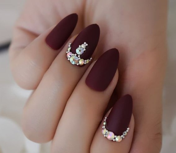 Модный бордовый маникюр