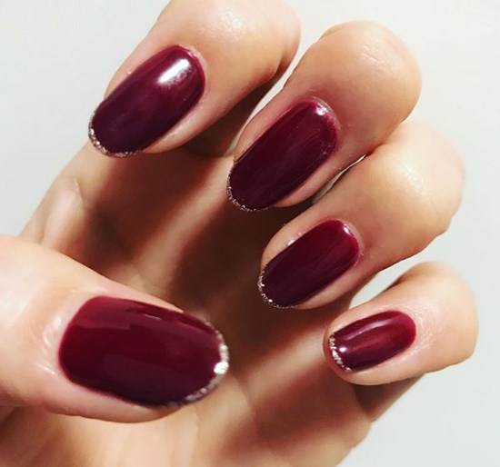 Модный бордовый маникюр