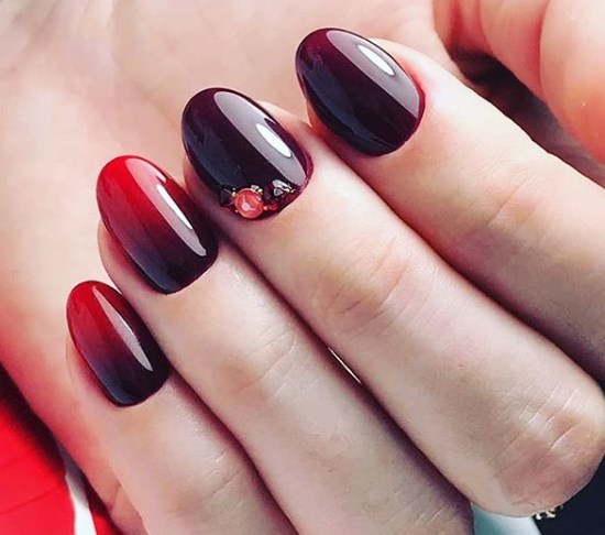 Модный бордовый маникюр