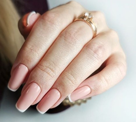 Модный розовый маникюр