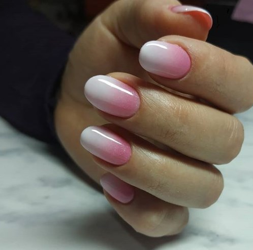 Модный розовый маникюр