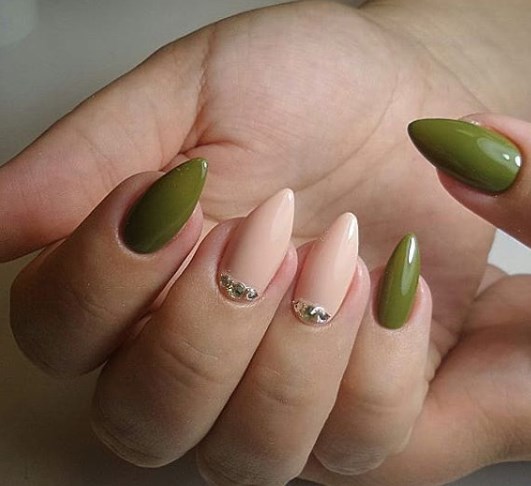 Оливковый маникюр 