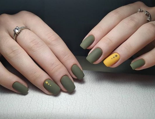 Оливковый маникюр 